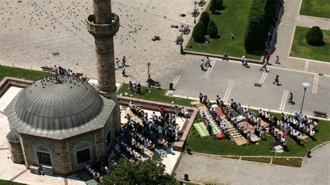 Uzun süre sonra ilk kez Cuma namazı kılındı