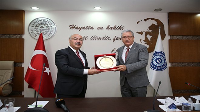 VALİ KÖŞGER’DEN REKTÖR BUDAK’A TEŞEKKÜR PLAKETİ