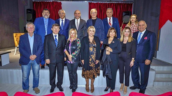 YABANCI GAZETECİLERDEN İZMİR’E ÖVGÜ 