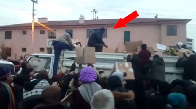 Yardım kolilerini depremzedelere fırlatan şüpheli, PKK/KCK üyesi çıktı! 