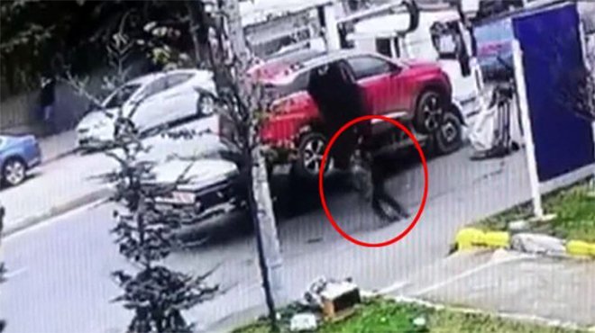 Yaşlı kadın çekiciden düştü