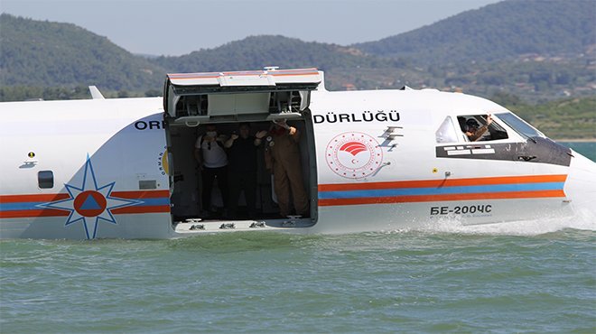 Yeni yangın söndürme uçağını Tarım ve Orman Bakanı Pakdemirli denedi