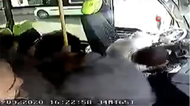 Yolcu dolu hatlı minibüsü silahla taradılar