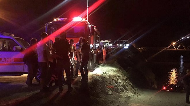 Yolcu minibüsü Fırat Nehri'ne uçtu