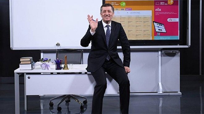  Ziya Selçuk uzaktan eğitimin ilk dersini verdi