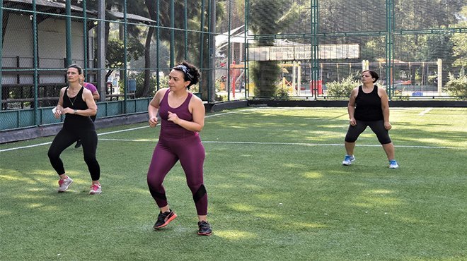 Zumba dersleri açık alanda