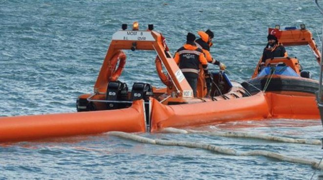 İzmir'de Deniz Kirliliğine Sebep Olan Gemi Tespit Edildi