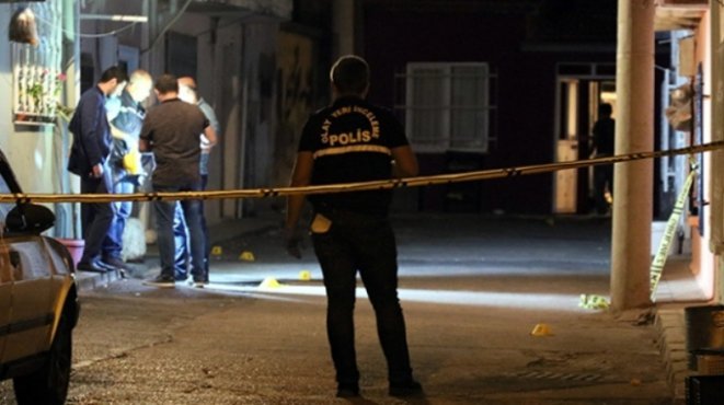 İzmir'de Kavgaya Müdahale Eden Polis Bıçaklandı