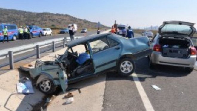 İzmir'de Trafik Kazası: 2 Ölü! 