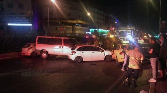 İzmir'de Zincirleme Trafik Kazası