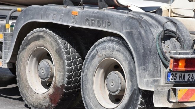 Mendil Satıcısı Beton Mikserinin Altında Kaldı