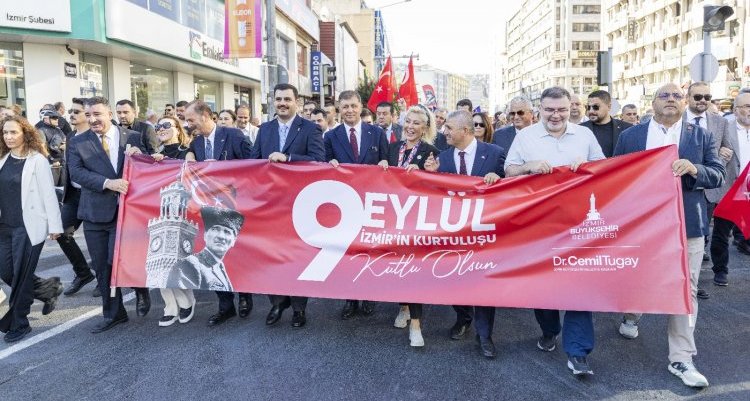İzmir’de Geleneksel Zafer Yürüyüşü