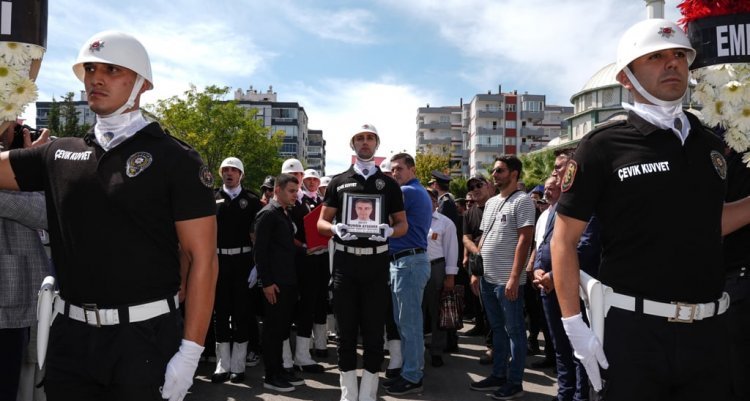 İzmir'deki saldırıda hayatını kaybeden polisler son yolculuğuna uğurlandı