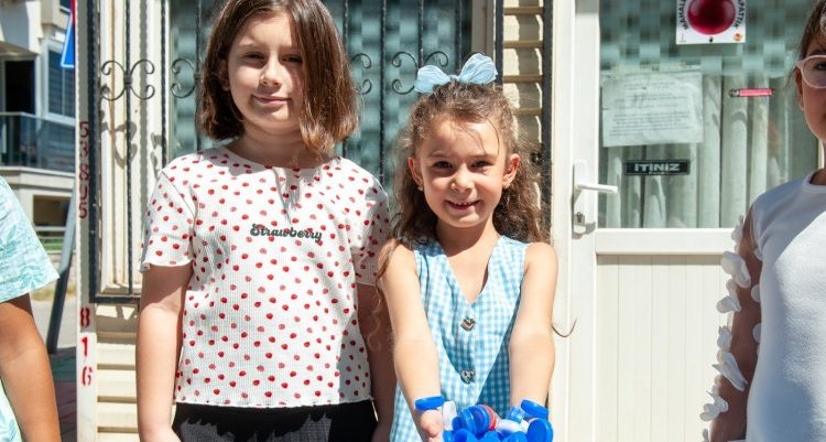 Karşıyakalı çocuklardan “Mavi Kapak” projesine tam destek